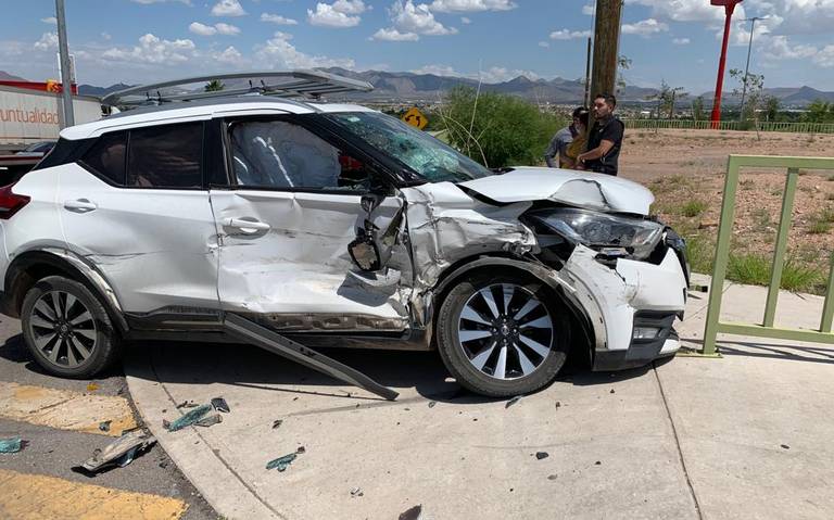 Omite alto y se estrella contra barandal de supermercado en Paseos de los  Leones - El Heraldo de Chihuahua | Noticias Locales, Policiacas, de México,  Chihuahua y el Mundo