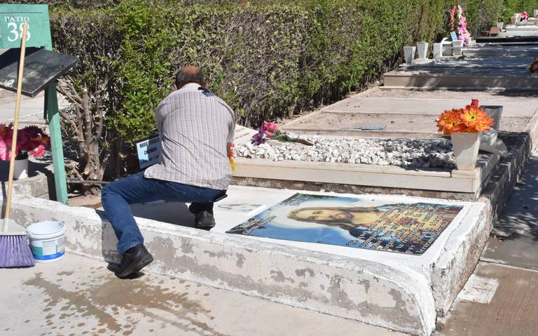 Acuden chihuahuenses desde temprana hora al cementerio La Colina - El  Heraldo de Chihuahua | Noticias Locales, Policiacas, de México, Chihuahua y  el Mundo