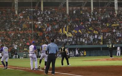 Jersey Chihuahua Beisbol - Negro - Dorados