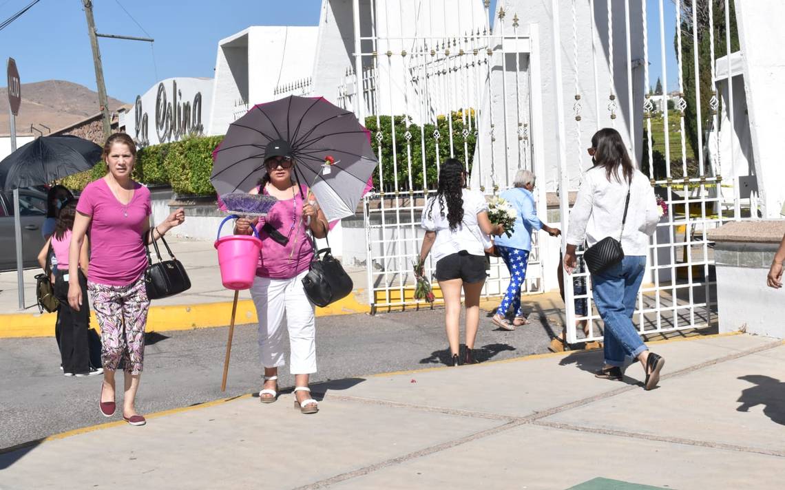 Acuden chihuahuenses desde temprana hora al cementerio La Colina - El  Heraldo de Chihuahua | Noticias Locales, Policiacas, de México, Chihuahua y  el Mundo