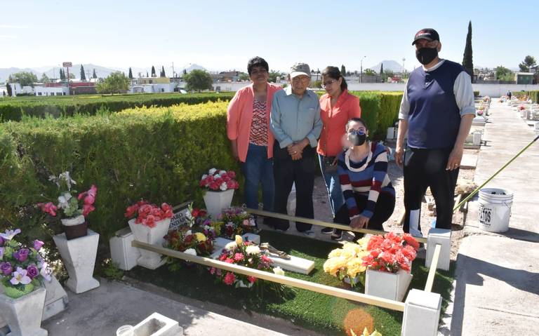 Acuden chihuahuenses desde temprana hora al cementerio La Colina - El  Heraldo de Chihuahua | Noticias Locales, Policiacas, de México, Chihuahua y  el Mundo