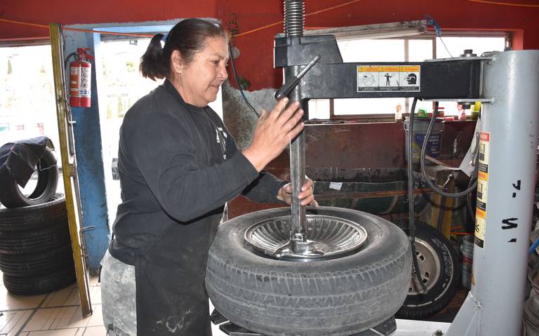 Mujeres al mando de un taller mecánico en México