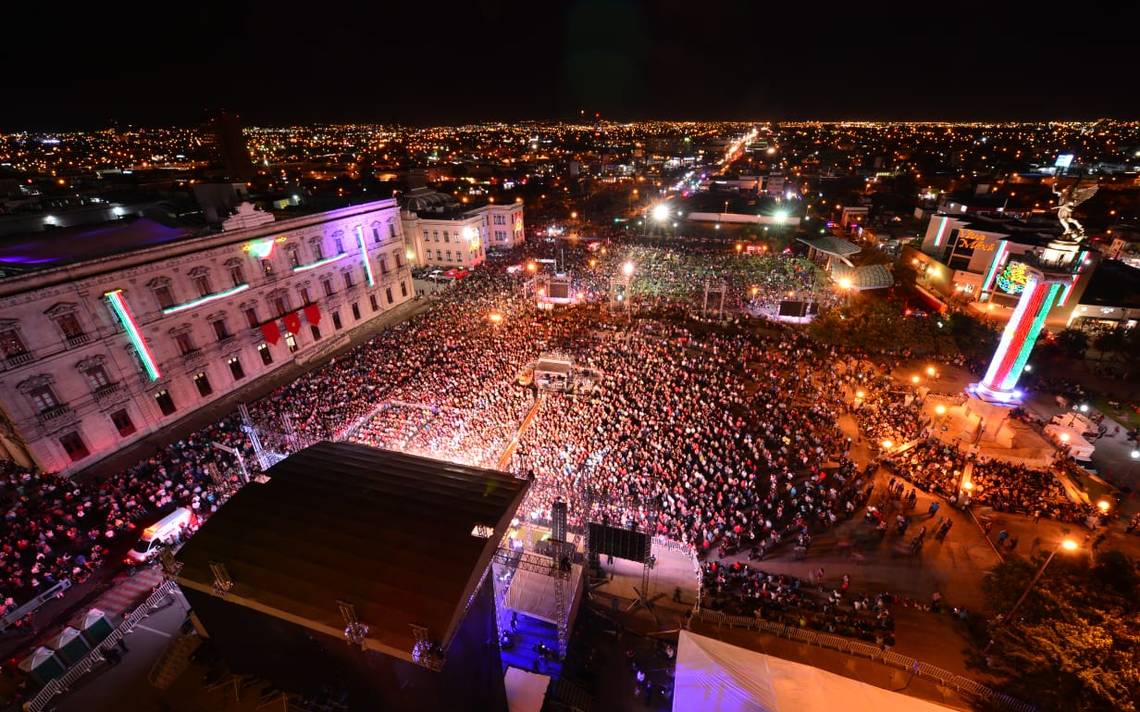 Acuden cientos para dar el grito de Independencia en la Plaza Mayor