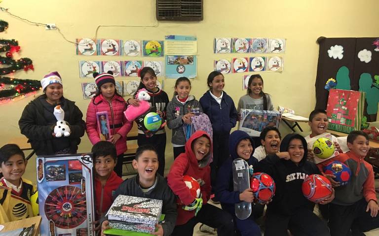 Los alumnos de Primaria preparan los regalos de Navidad de niños