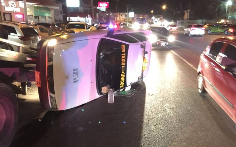 Vuelca taxi en la avenida Mirador al chocar contra grúa - El Heraldo de  Chihuahua | Noticias Locales, Policiacas, de México, Chihuahua y el Mundo